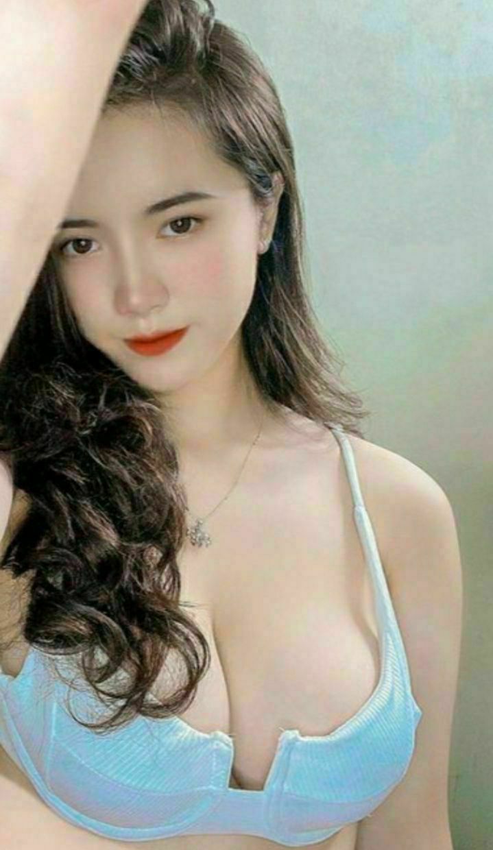 Nhìn má kế đang ngủ ở mùa hè nóng bức, cậu con trai quá nứng