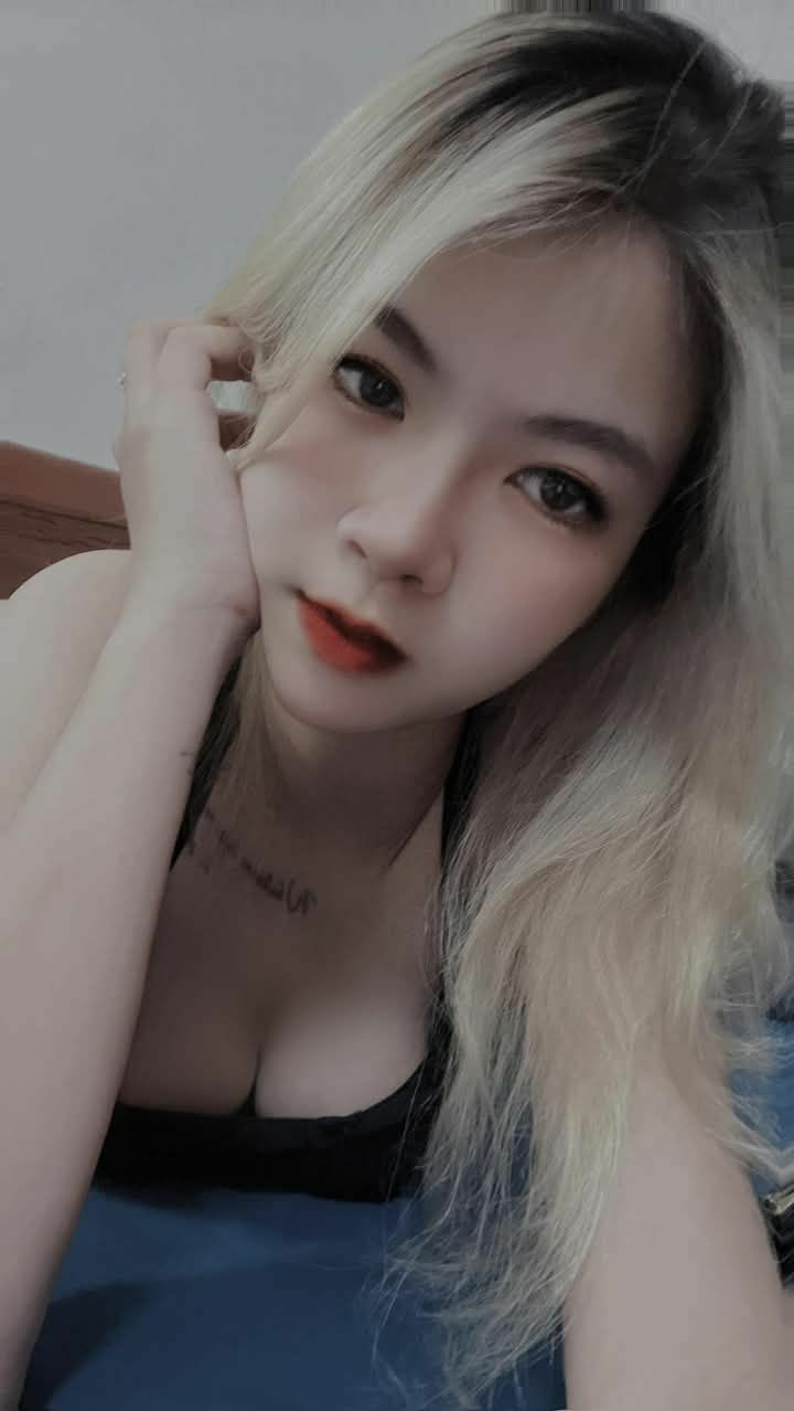 Đang ôn thi đại học mà nhìn chị nứng quá